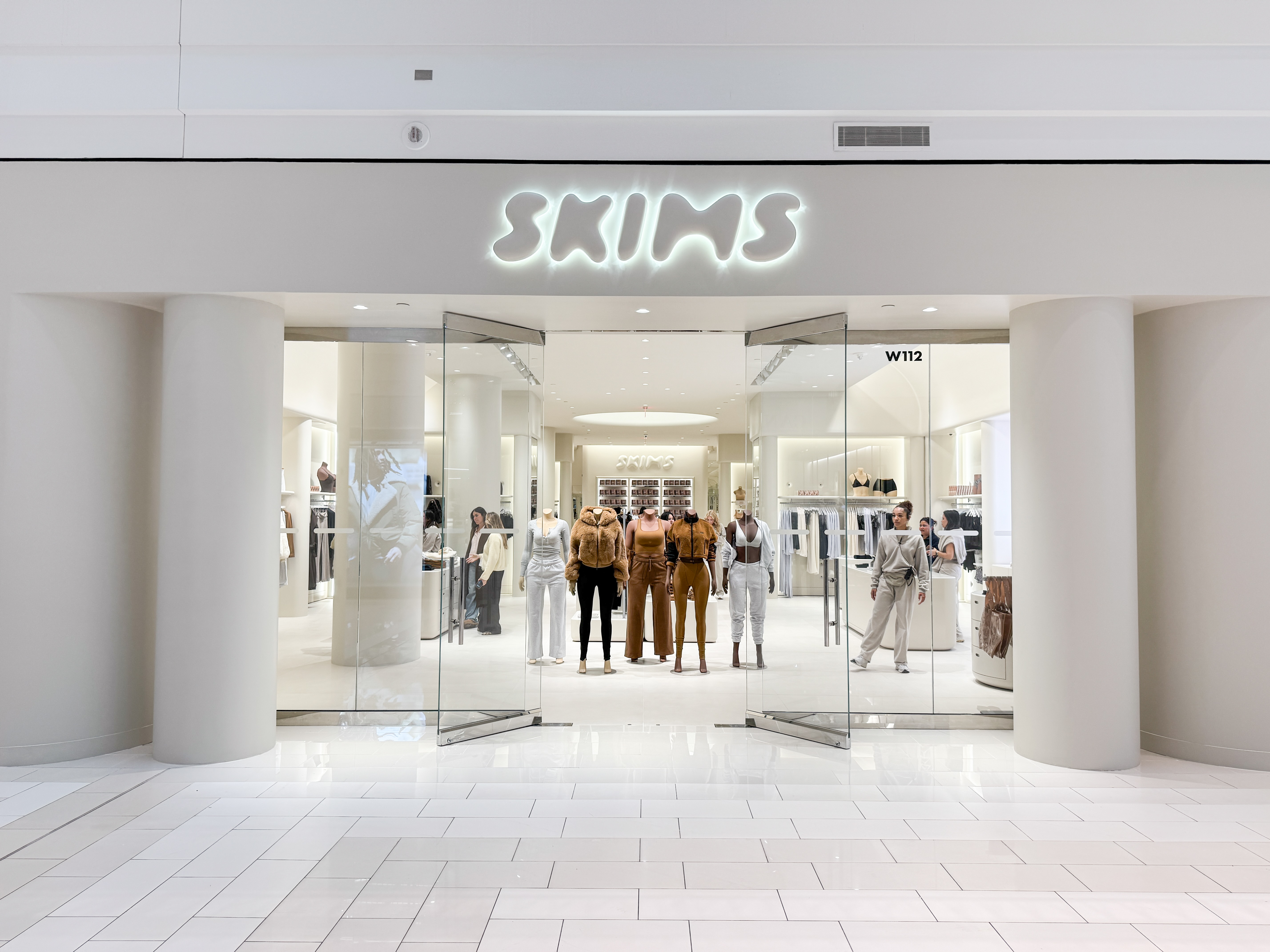 @[SKIMS](7321) is now open at Mall of America! (image 2)