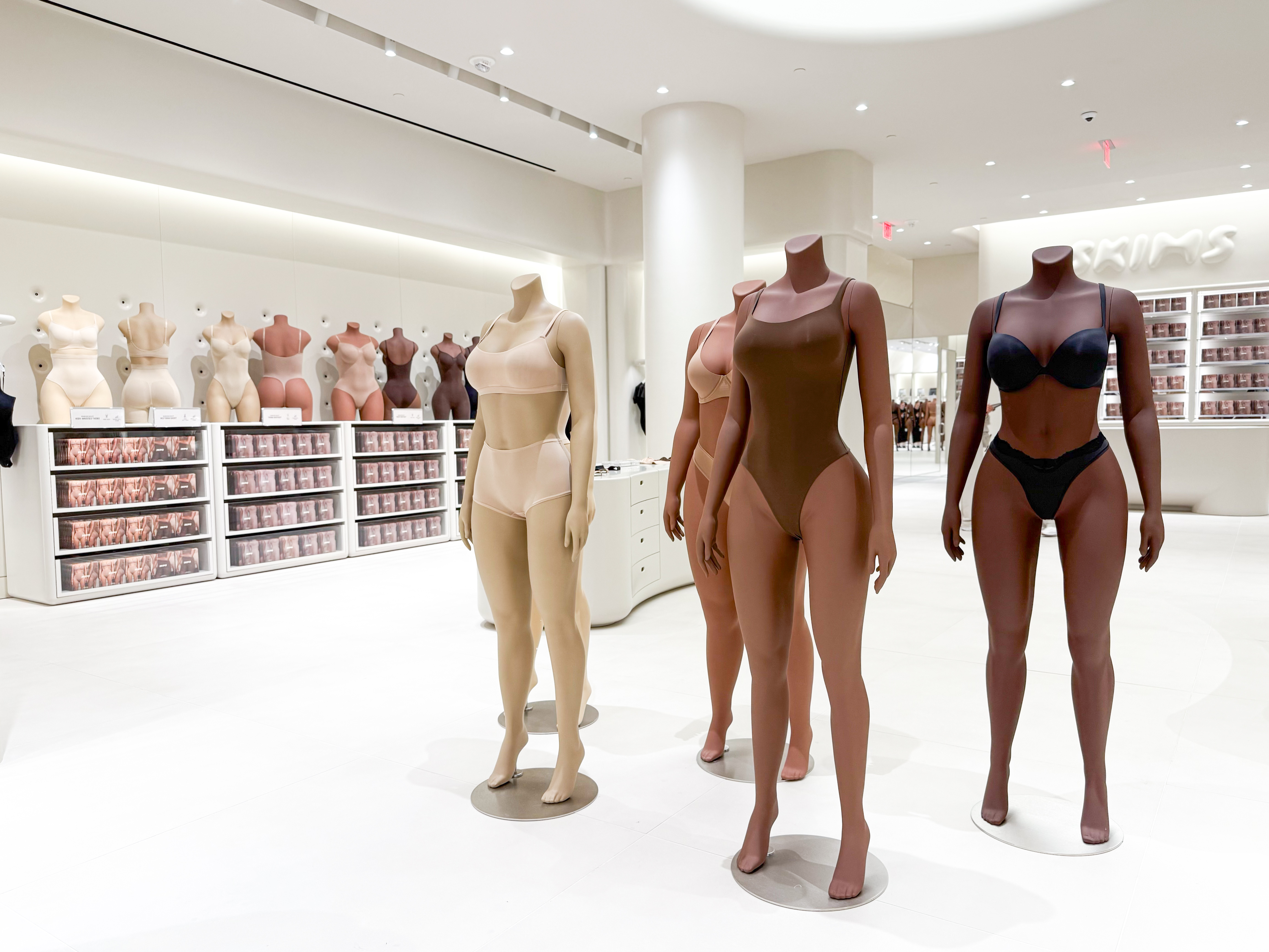 @[SKIMS](7321) is now open at Mall of America! (image 3)