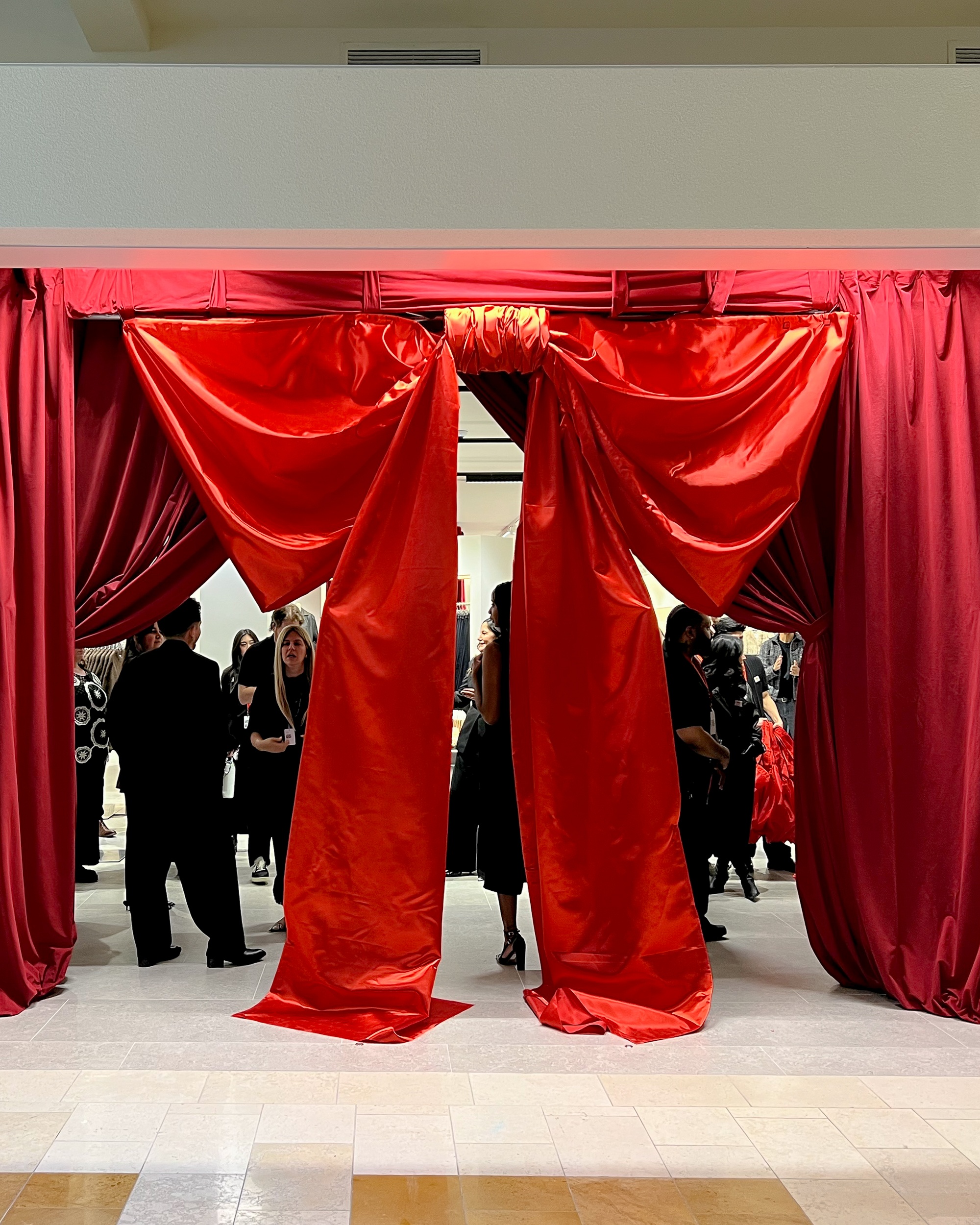 Just in time for the holiday season, H&M is open at Bellevue Square! (image 3)