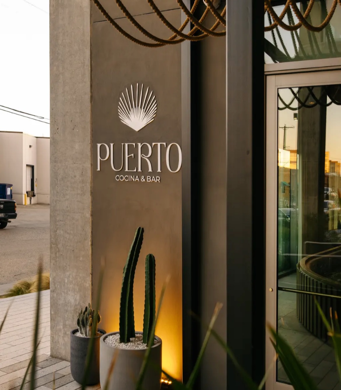@PuertoCocina_ has officially opened its doors at River Edge, bringing a refined yet approachable take on Mexican coastal cuisine to Dallas’ Design District. The menu features a raw bar, crudos and tiraditos, house-made tortillas, and a focus on premium shellfish and caviar, complemented by an all-Mexican wine list and regionally inspired cocktails (image 1)