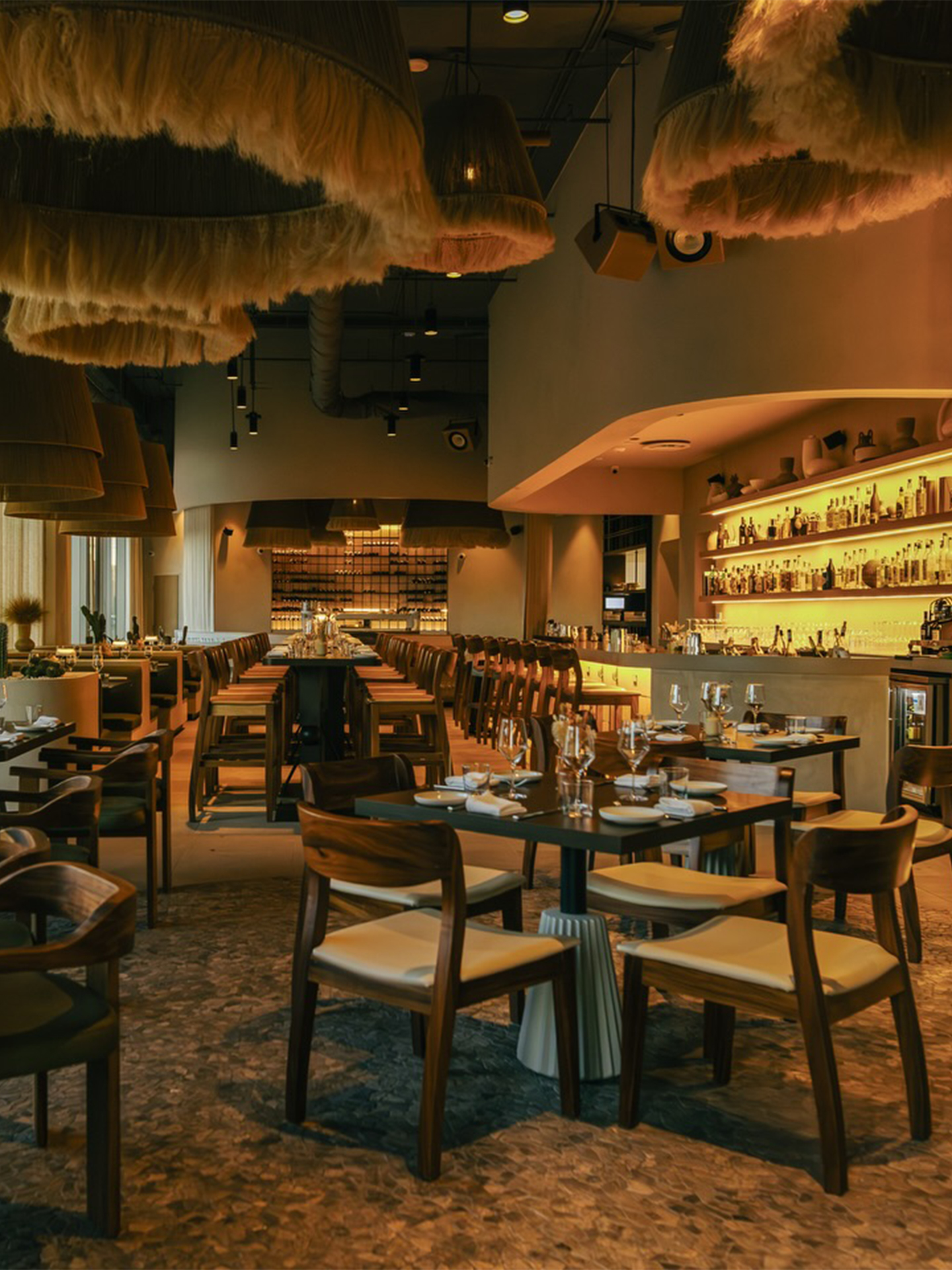 @PuertoCocina_ has officially opened its doors at River Edge, bringing a refined yet approachable take on Mexican coastal cuisine to Dallas’ Design District. The menu features a raw bar, crudos and tiraditos, house-made tortillas, and a focus on premium shellfish and caviar, complemented by an all-Mexican wine list and regionally inspired cocktails (image 2)