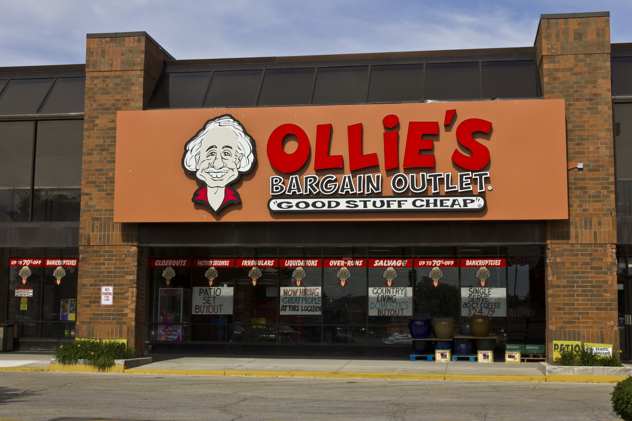 Ollie's Bargain Outlet Opens Its 700th Store in Maplewood, Minnesota