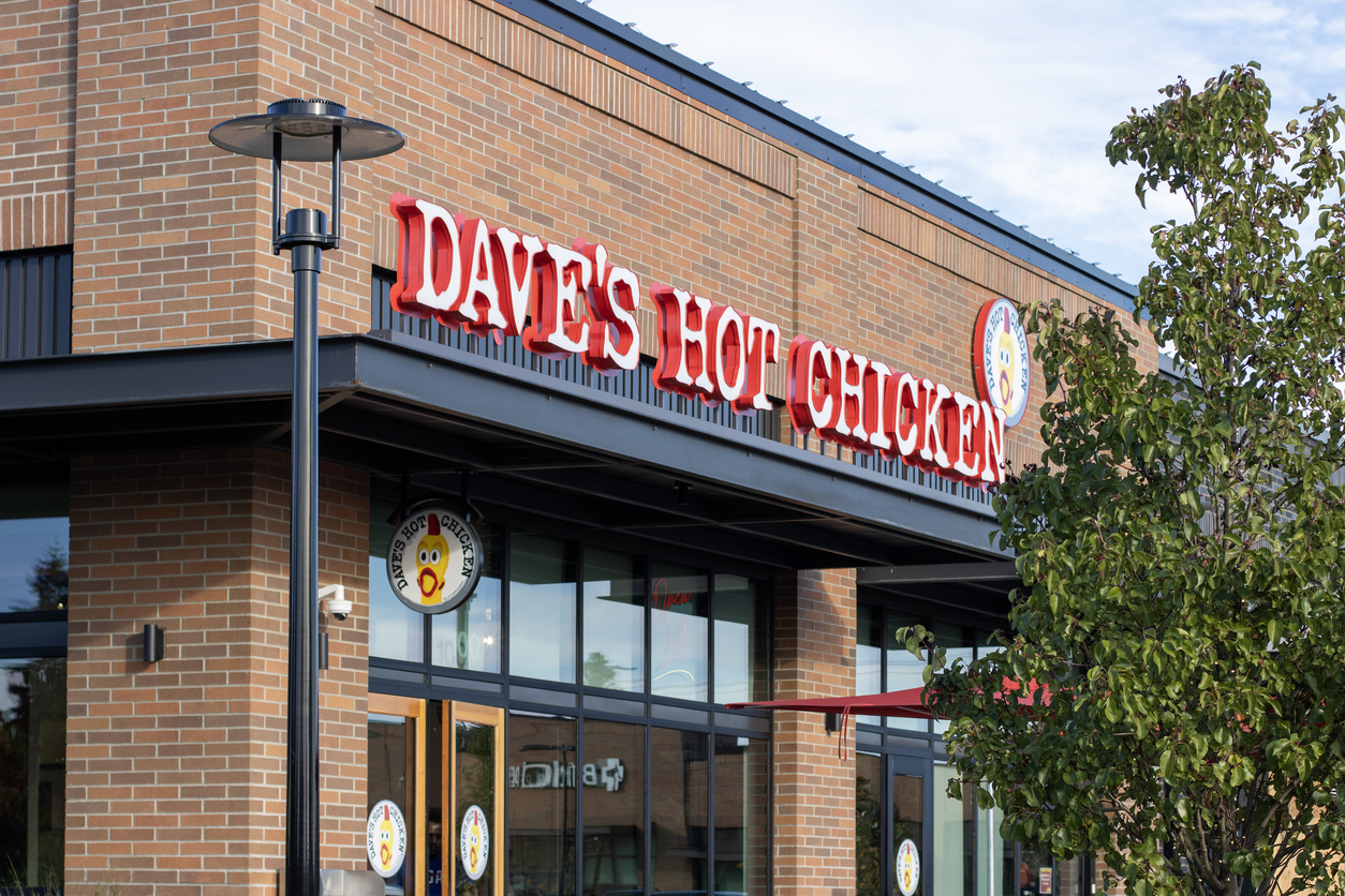 DAVE'S HOT CHICKEN OPENS ITS 500TH RESTAURANT, IN PHOENIX