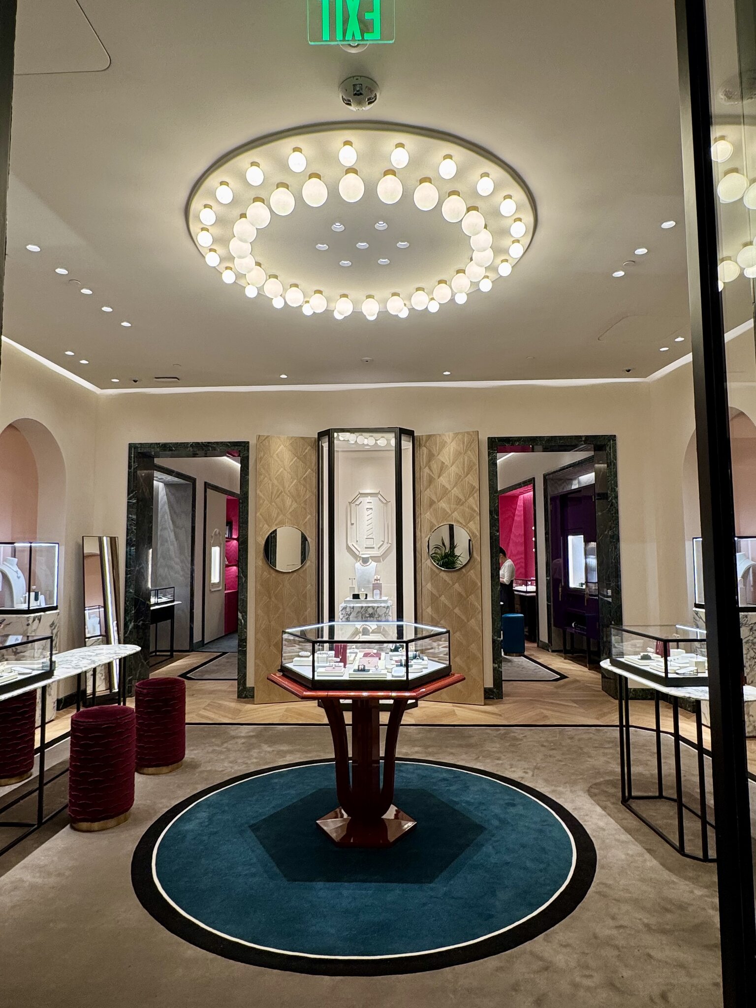 The luxury collection at Fountainbleau is delivering some of the most gorgeous luxury retail doors on the Strip, more to follow! (image 1)
