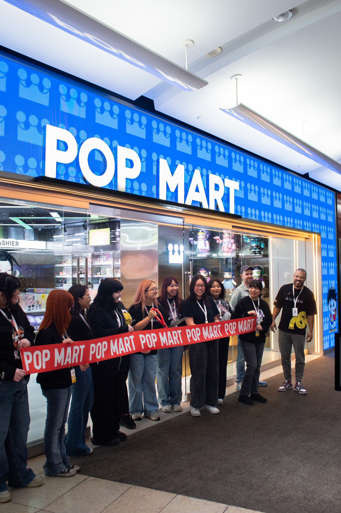 POP MART opened on March 29 at Galleria Dallas with a special visit from Peach Riot artist Libby Frame!