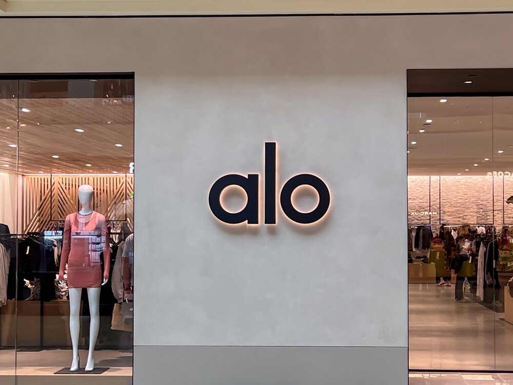 Alo Yoga is now open at Main Place in downtown Naperville, bringing its signature studio-to-street activewear to the western suburbs. Known for inspiring mindful movement through premium yoga clothing, Alo aims to help yogis and newcomers alike bring the consciousness of the mat into everyday life. This marks the brand’s fourth location in Illinois