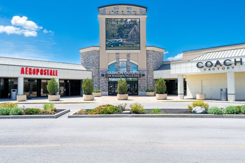 Fashion Outlets of Niagara Falls (Niagara Falls, NY)